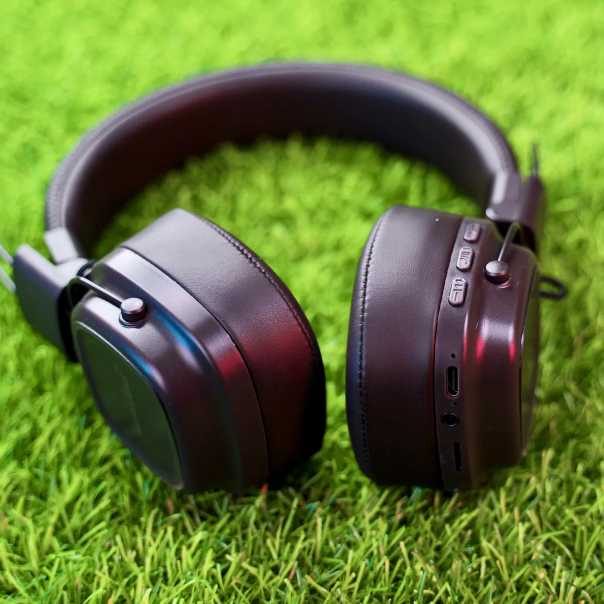 headphone with memory card support