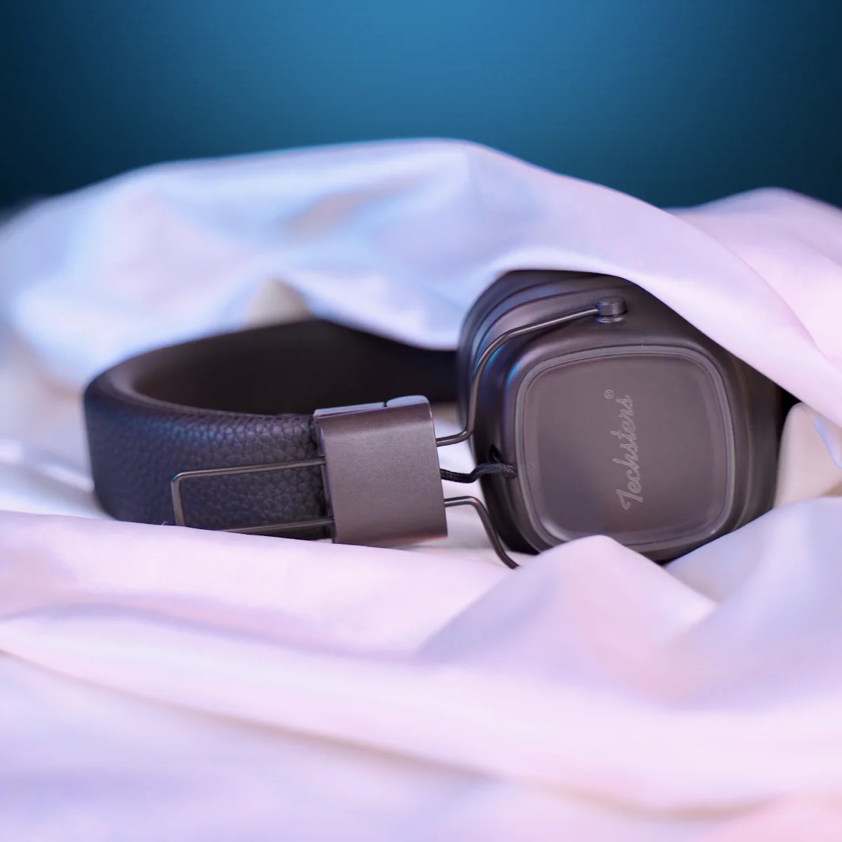 headphone with memory card support